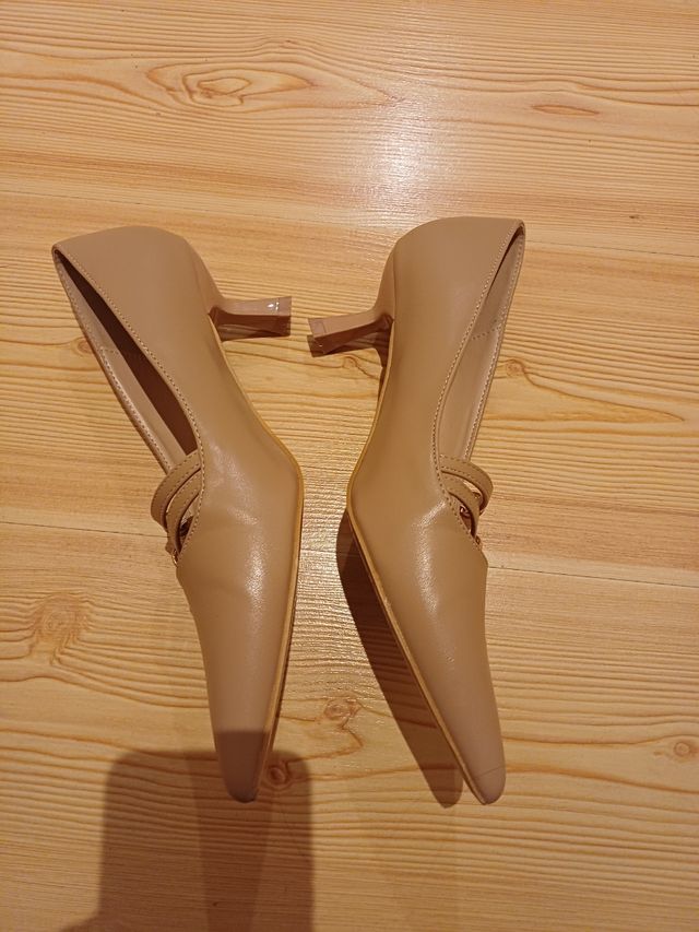 Tacones Beige Punta con Tiras y Hebilla