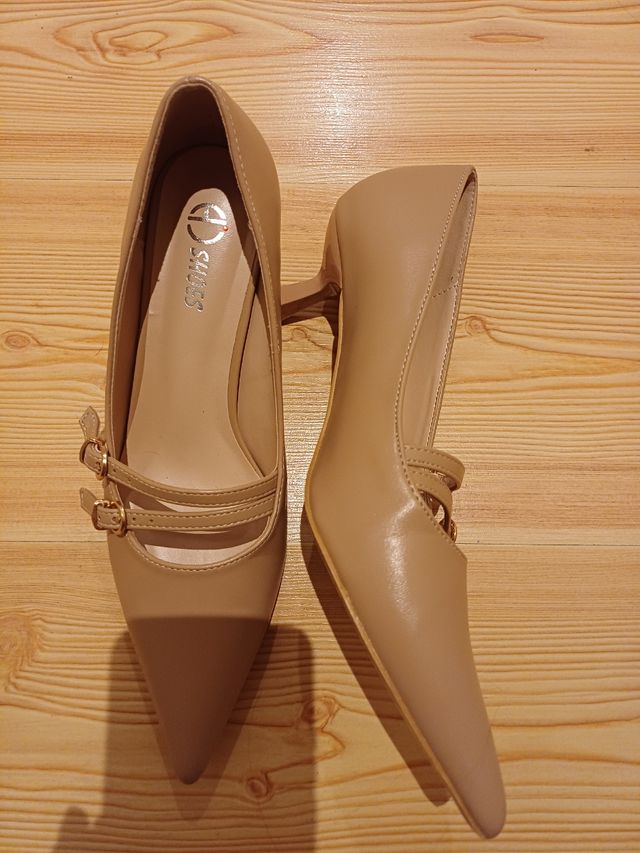 Tacones Beige Punta con Tiras y Hebilla