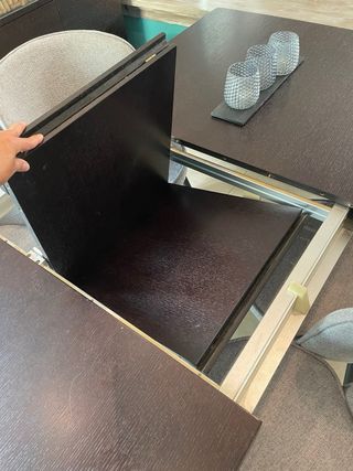 Mesa de comedor moderna extensible.