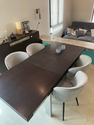 Mesa de comedor moderna extensible.