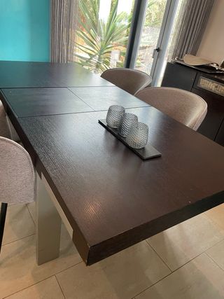 Mesa de comedor moderna extensible.