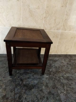 Mesita auxiliar de madera oscura