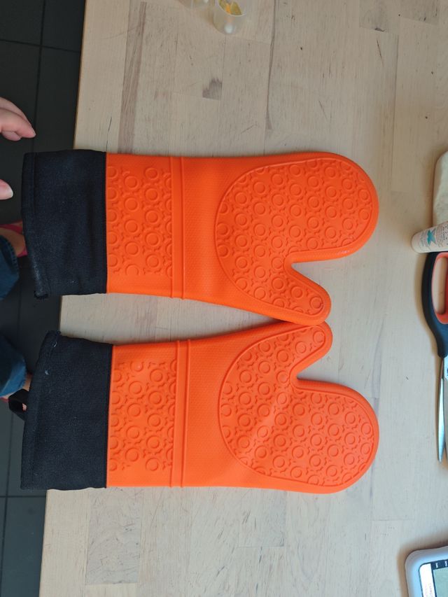 Dos guantes de silicona para horno