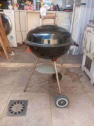 Barbacoa negra con ruedas