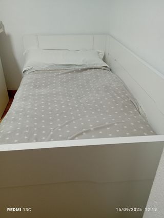 Cama de madera blanca