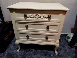 Mesa de noche blanca estilo vintage