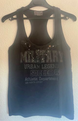 Camiseta sin mangas negra con logo