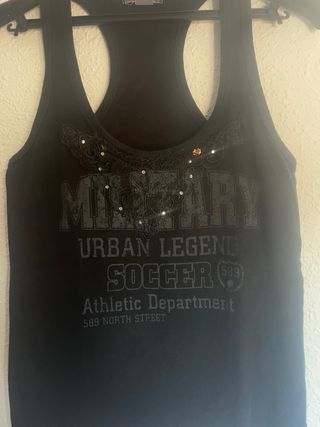 Camiseta sin mangas negra con logo