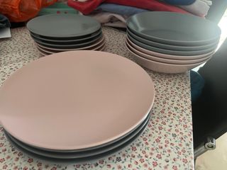 Platos Ikea Rosa y Gris