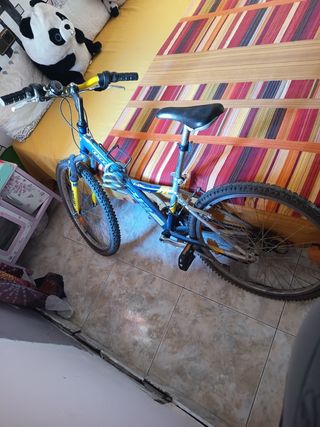 Bicicleta de montaña azul y amarilla