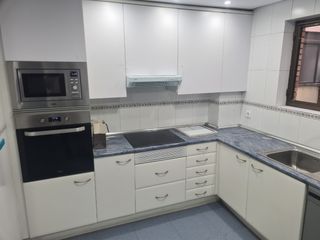 Muebles de cocina blancos y azules