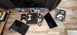 Ps4 con 2 mandos, juegos y otros dispositivos 