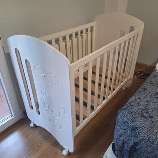 Cuna blanca con osito y nubes