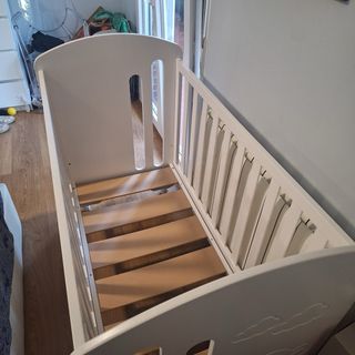 Cuna blanca con osito y nubes