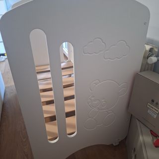 Cuna blanca con osito y nubes