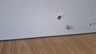 Cuna blanca con osito y nubes