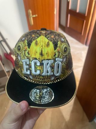 Gorra Ecko Plana Negra y Dorada (negociable)
