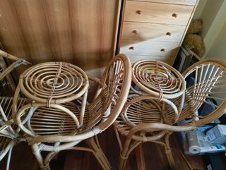 Conjunto de mimbre 2 sillas y 2 pufs.
