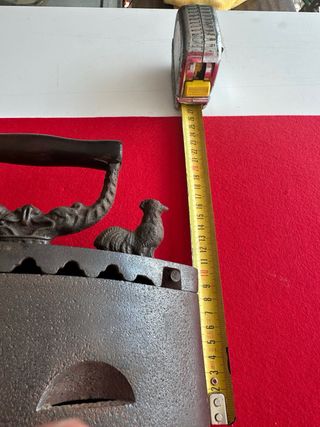 Antigua plancha de carbón con gallo decorativo