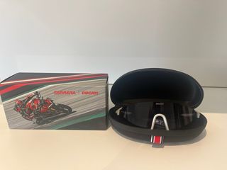 Gafas de sol Carrera x Ducati. Blancas y negras.