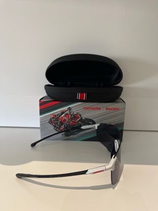 Gafas de sol Carrera x Ducati. Blancas y negras.