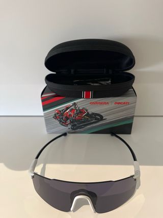 Gafas de sol Carrera x Ducati. Blancas y negras.