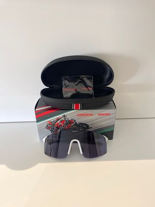 Gafas de sol Carrera x Ducati. Blancas y negras.