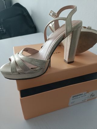 Sandalias de tacón doradas