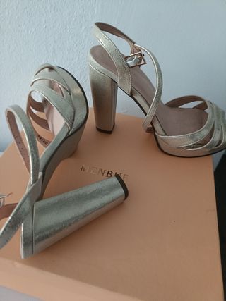 Sandalias de tacón doradas