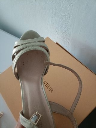 Sandalias de tacón doradas