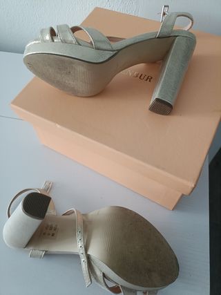 Sandalias de tacón doradas