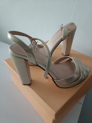 Sandalias de tacón doradas