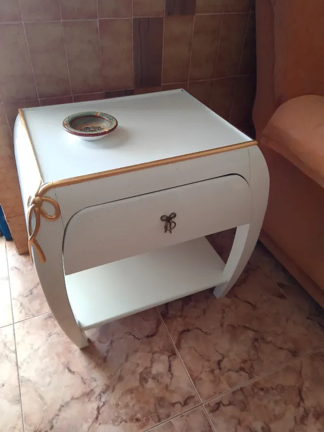 Comodino bianco Jazped con dettagli dorati