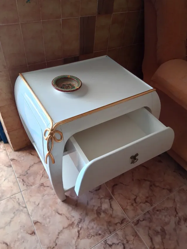 Comodino bianco Jazped con dettagli dorati