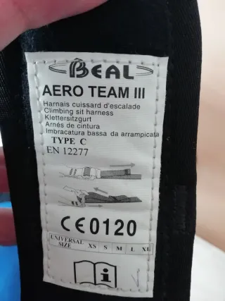 Arnés de escalada y rápel talla ajustable XS a XL.