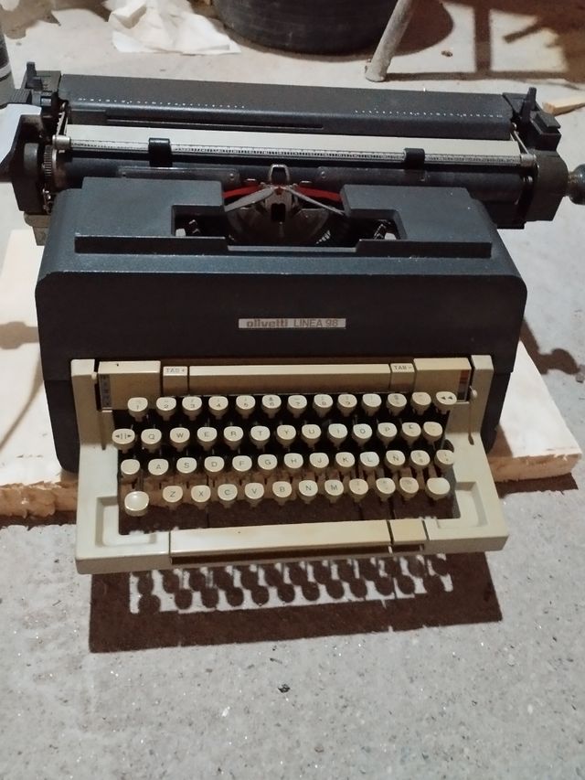 Máquina de escribir Olivetti Linea 98
