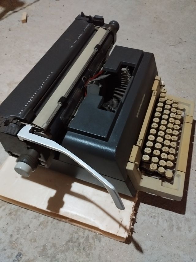 Máquina de escribir Olivetti Linea 98
