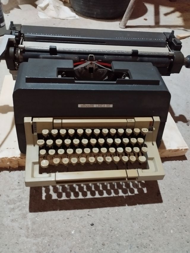 Máquina de escribir Olivetti Linea 98