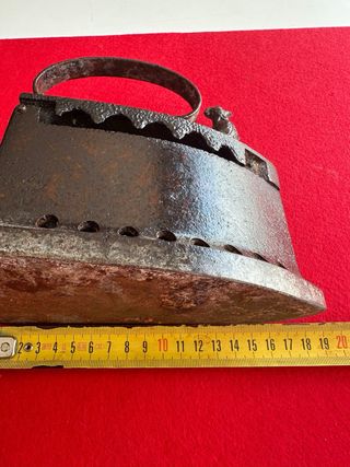 Plancha antigua de carbón con gallo