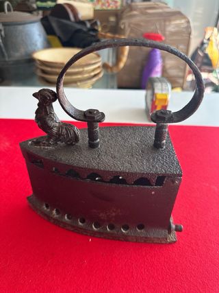 Plancha antigua de carbón con gallo