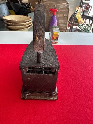 Plancha antigua de carbón con gallo