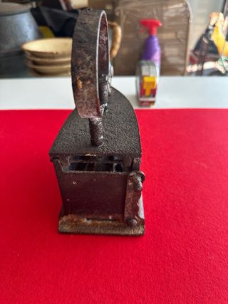 Plancha antigua de carbón con gallo