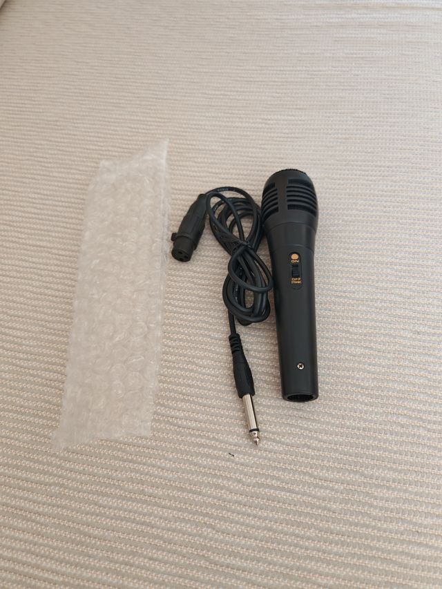 Microfone dinâmico com cabo