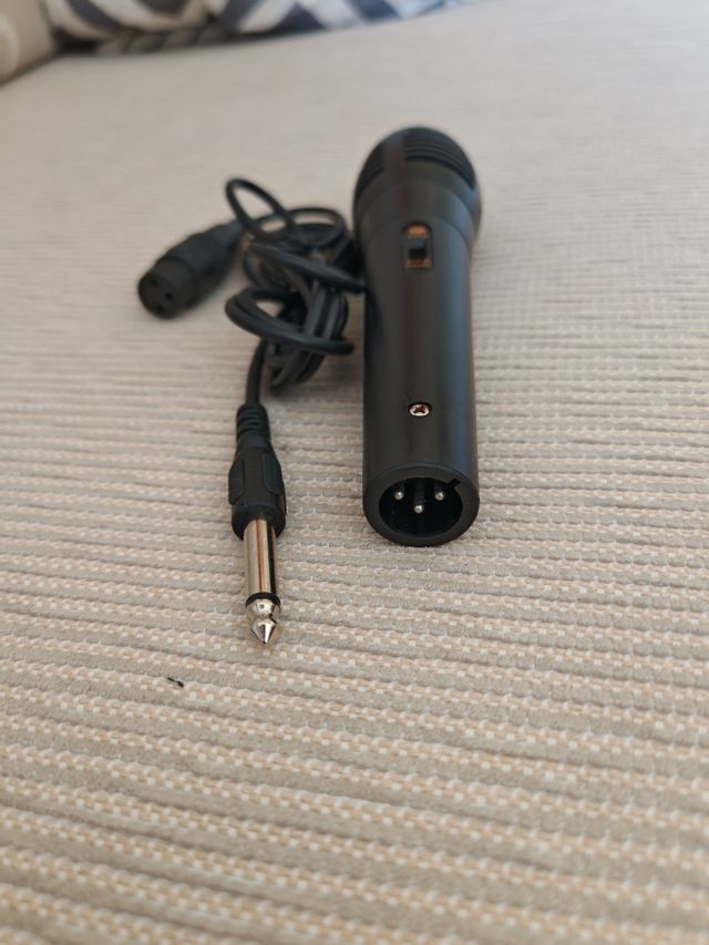 Microfone dinâmico com cabo