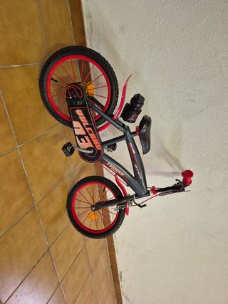 Bicicleta infantil roja y negra