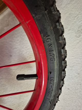 Bicicleta infantil roja y negra