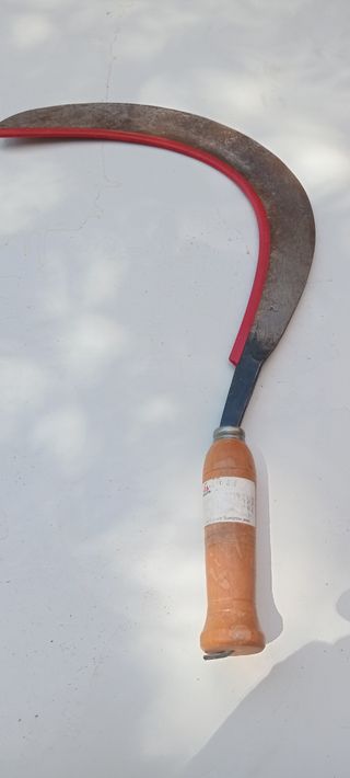Hoz de corte con mango de madera