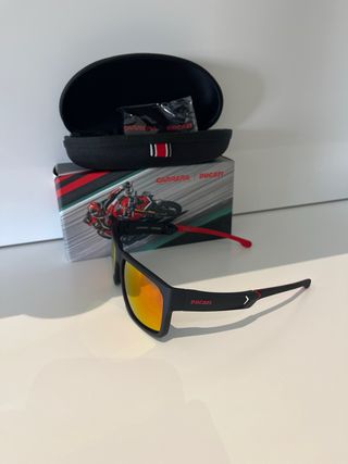 Gafas de sol Carrera x Ducati. Negras y rojas.