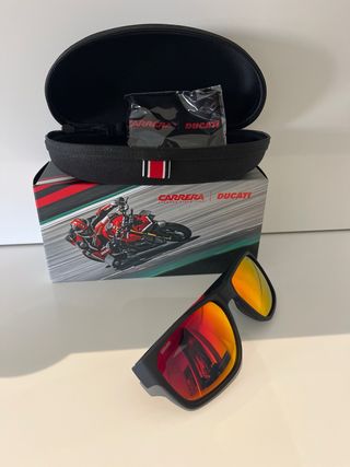 Gafas de sol Carrera x Ducati. Negras y rojas.