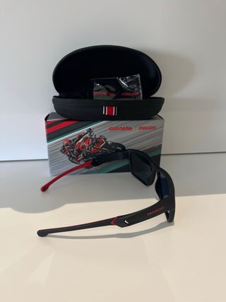 Gafas de sol Carrera x Ducati. Negras y rojas.